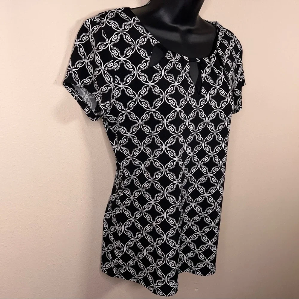 XS White House Black Market Short Sleeve Blouse Stretch Geometric Print